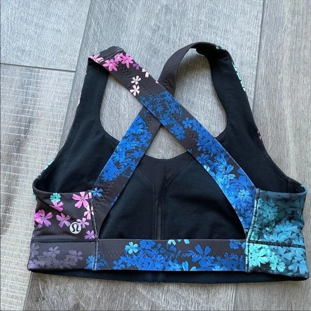 Lululemon In A Flash Bra in Petal Pop Multi / Black Size 4